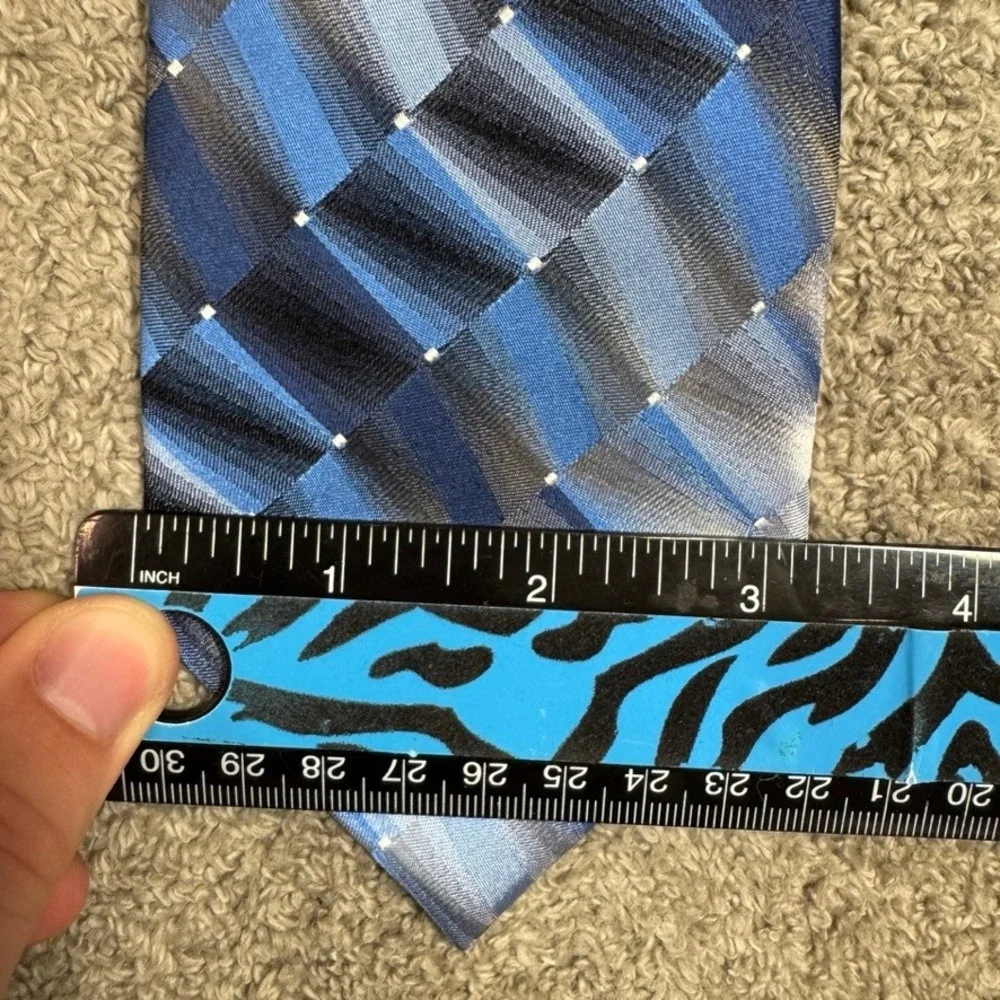 NWT Van Heusen Mens Blue Shaded Round Table Silk Necktie 5V974002 Geometric Grey